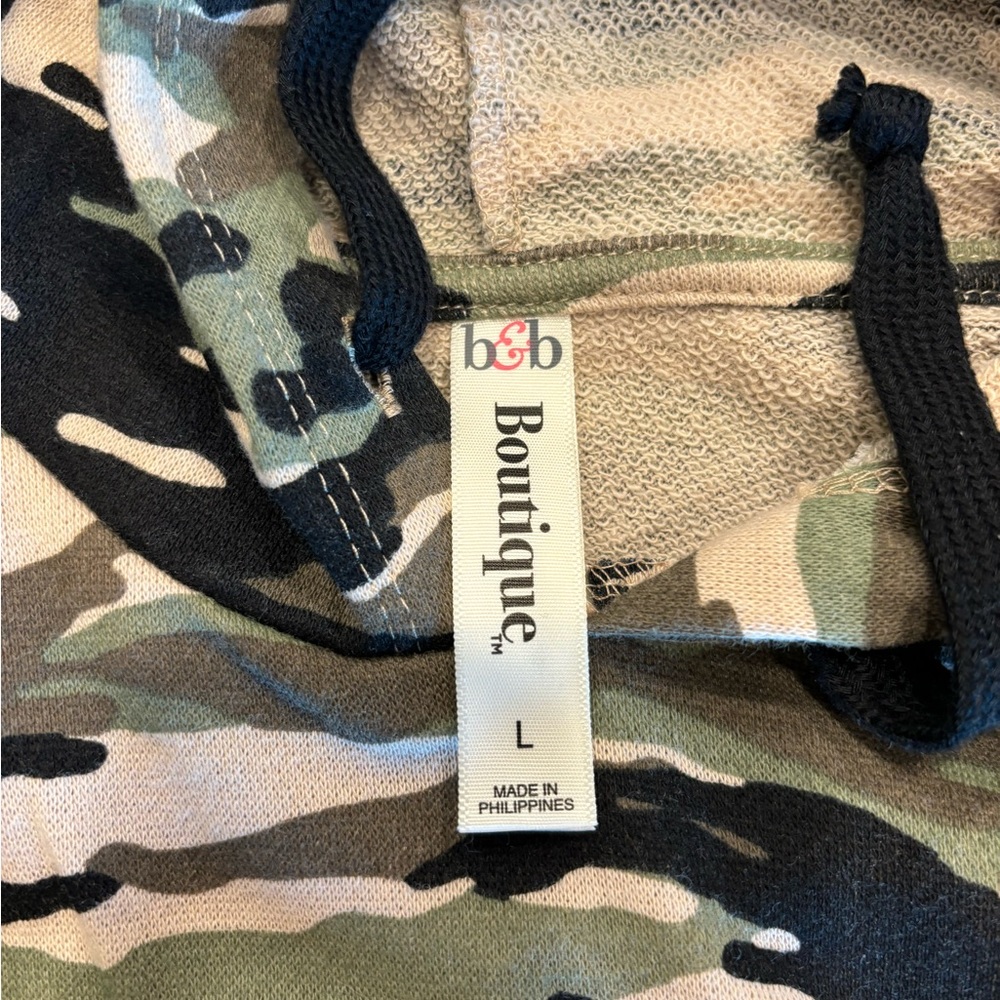 b & b Boutique Camo Hoodie Women’s Large Green Camouflage Long Sleeve Hooded Top - Picture 5 of 8